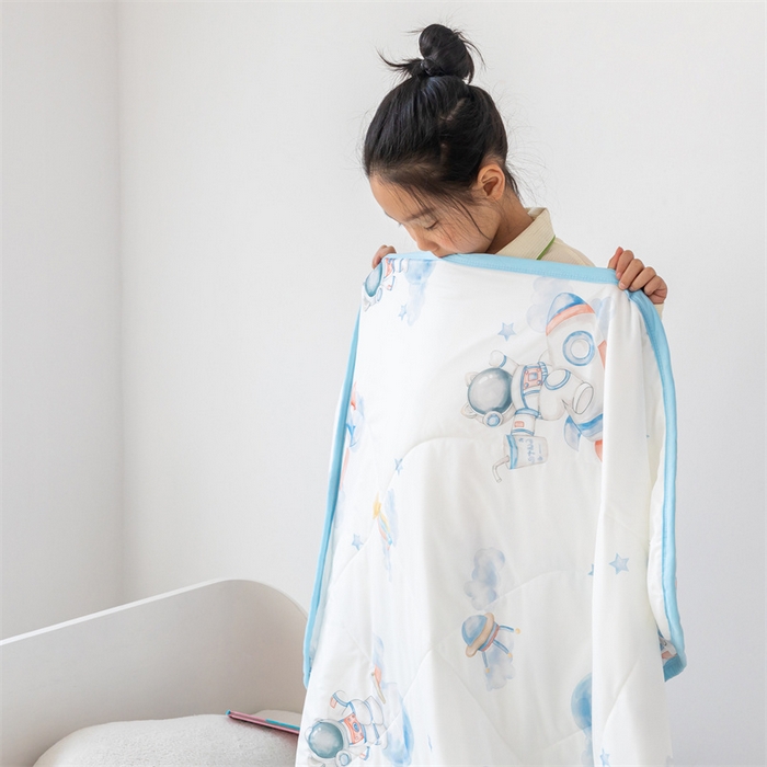 91家纺网 家纺一手货源 找家纺 艾佳宝贝 2025春夏新款A类凉感丝儿童糖果抗菌夏被 航天员