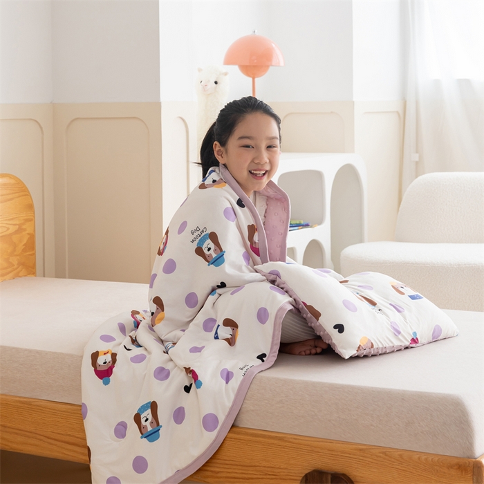 91家纺网 家纺一手货源 找家纺 艾佳宝贝 2025新款A类豆豆针织儿童多功能盖毯安抚夏被-模特图 晚安小狗