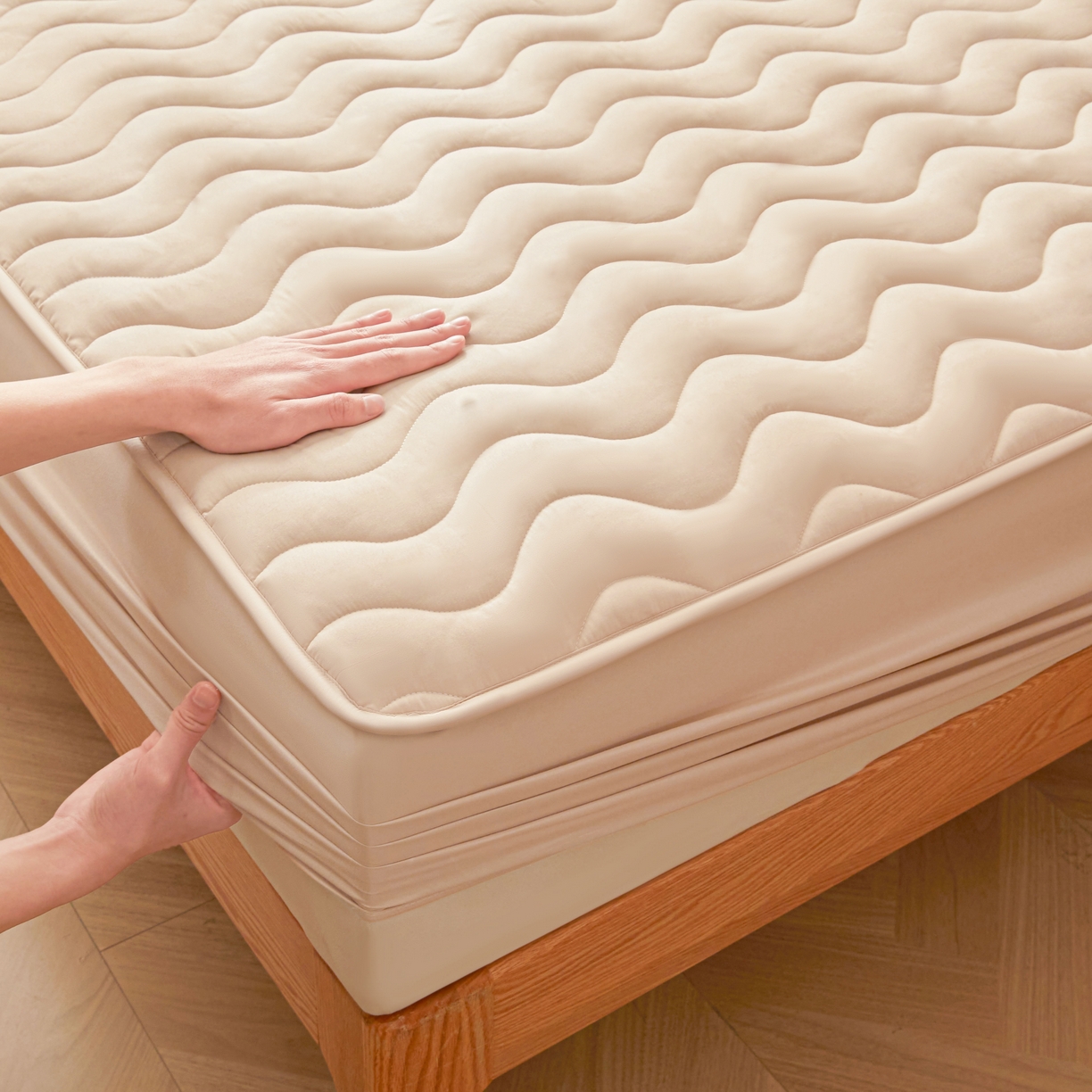 91家纺网 家纺一手货源 找家纺 初心家纺 2025新款原棉防水夹棉窗帘床护罩单件席梦思保护套防水床罩 卡其