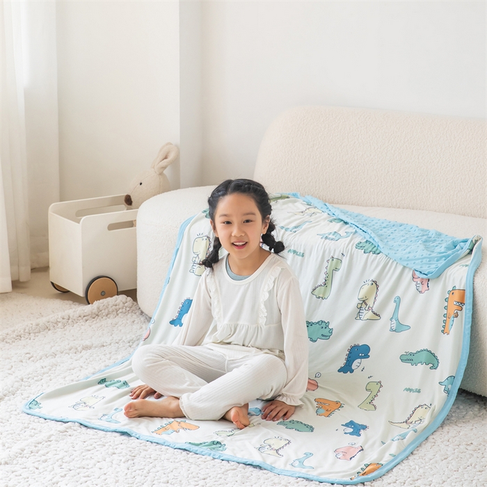 91家纺网 家纺一手货源 找家纺 艾佳宝贝 2025新款A类针织豆豆儿童多功能宿舍午睡安抚盖毯 恐龙世界-盖毯