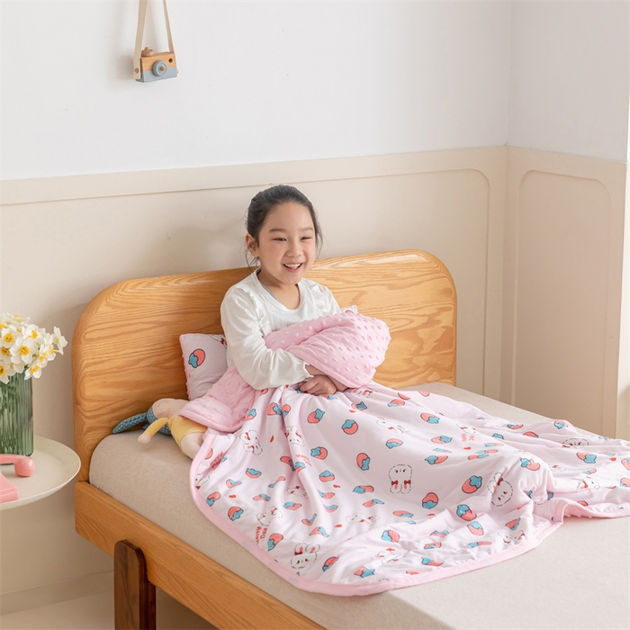 91家纺网 家纺一手货源 找家纺 艾佳宝贝 2025新款A类豆豆针织儿童多功能盖毯安抚夏被-模特图 草莓萌兔