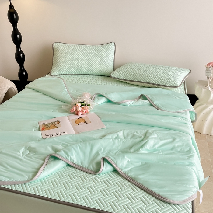 91家纺网 家纺一手货源 找家纺 2025新款加厚乳胶床笠款经典纯色夏被套件 饼干花-水绿