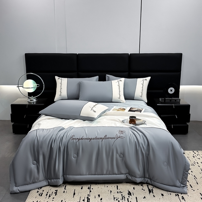 91家纺网 家纺一手货源 找家纺 卡罗兰 2025新款水洗真丝夏凉被空调被拼接款手工包边浪漫花语系列 浪漫花语-浅灰