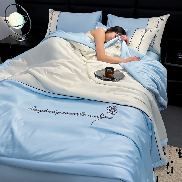 91家纺网 家纺一手货源 找家纺 卡罗兰 2025新款水洗真丝夏凉被空调被拼接款手工包边浪漫花语系列 浪漫花语-天空蓝