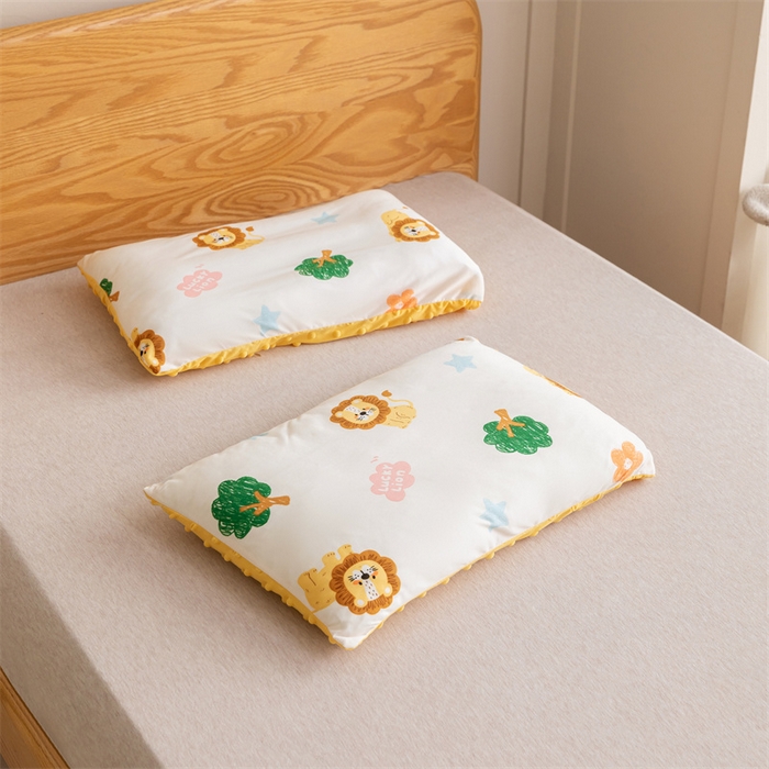 91家纺网 家纺一手货源 找家纺 艾佳宝贝 2025新款A类豆豆针织儿童多功能盖毯安抚夏被-模特图 lucky 萌狮