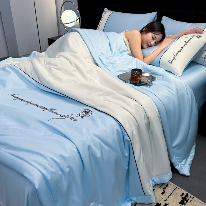 91家纺网 家纺一手货源 找家纺 卡罗兰 2025新款水洗真丝夏凉被空调被拼接款手工包边浪漫花语系列 浪漫花语-天空蓝