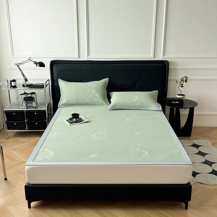 91家纺网 家纺一手货源 找家纺 卡罗兰 2025新款PE提花冰丝凉席凉豆豆床单床笠款凉席-奶牛款 绿色