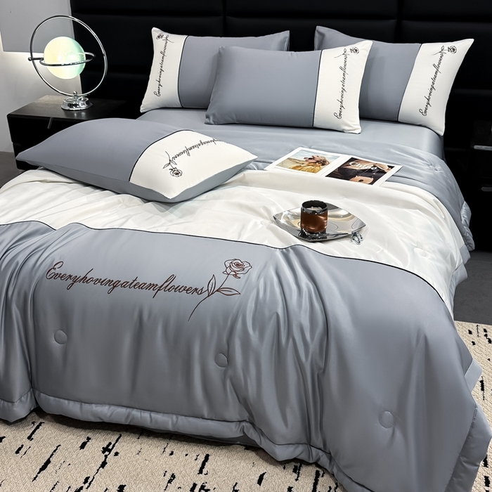 91家纺网 家纺一手货源 找家纺 卡罗兰 2025新款水洗真丝夏凉被空调被拼接款手工包边浪漫花语系列 浪漫花语-浅灰