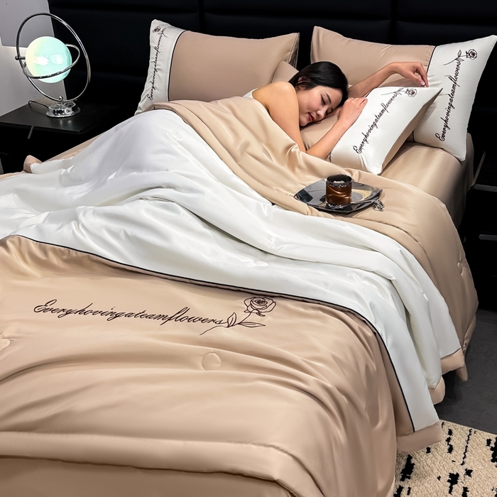 91家纺网 家纺一手货源 找家纺 卡罗兰 2025新款水洗真丝夏凉被空调被拼接款手工包边浪漫花语系列 浪漫花语-香槟金