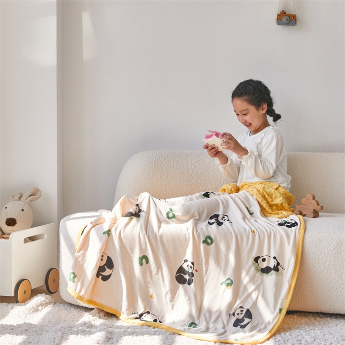 91家纺网 家纺一手货源 找家纺 艾佳宝贝 2025新款A类针织豆豆儿童多功能宿舍午睡安抚盖毯 字母熊猫-盖毯