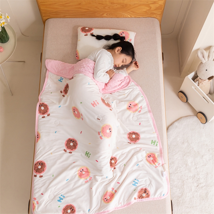 91家纺网 家纺一手货源 找家纺 艾佳宝贝 2025新款A类豆豆针织儿童多功能盖毯安抚夏被-模特图 甜甜与圈圈