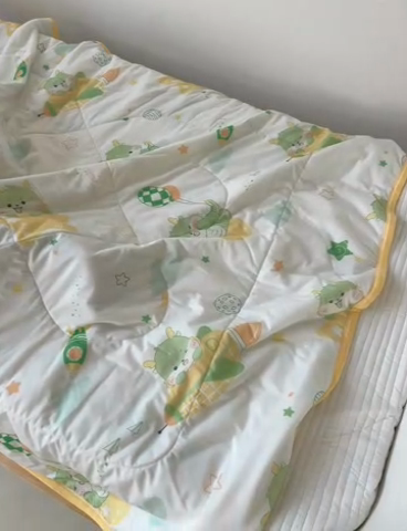 91家纺网 家纺一手货源 找家纺 艾佳宝贝 2025春夏新款A类凉感丝儿童糖果抗菌夏被 小龙宝宝