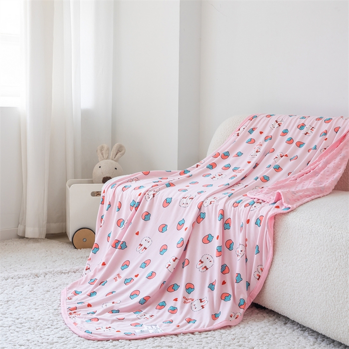 91家纺网 家纺一手货源 找家纺 艾佳宝贝 2025新款A类针织豆豆儿童多功能宿舍午睡安抚盖毯 草莓萌兔-盖毯
