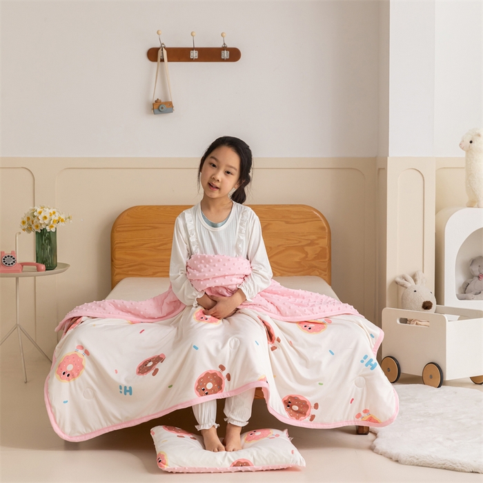 91家纺网 家纺一手货源 找家纺 艾佳宝贝 2025新款A类豆豆针织儿童多功能盖毯安抚夏被-模特图 甜甜与圈圈