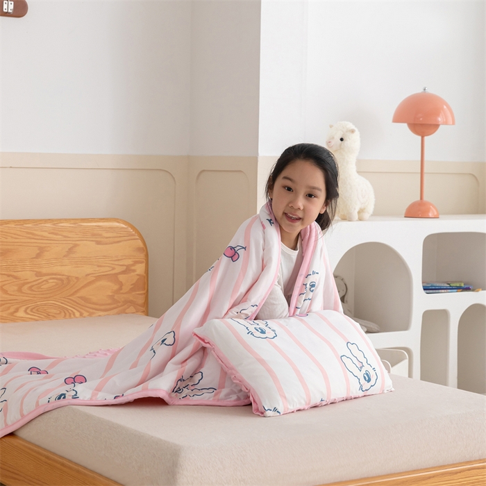 91家纺网 家纺一手货源 找家纺 艾佳宝贝 2025新款A类豆豆针织儿童多功能盖毯安抚夏被-模特图 樱桃长耳兔