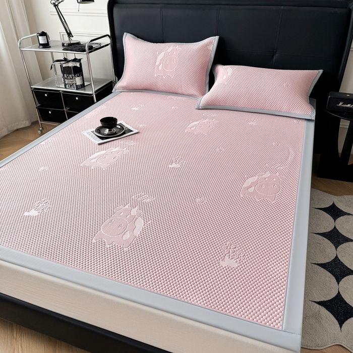 91家纺网 家纺一手货源 找家纺 卡罗兰 2025新款PE提花冰丝凉席凉豆豆床单床笠款凉席-奶牛款 粉色