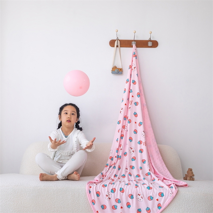 91家纺网 家纺一手货源 找家纺 艾佳宝贝 2025新款A类针织豆豆儿童多功能宿舍午睡安抚盖毯 草莓萌兔-盖毯