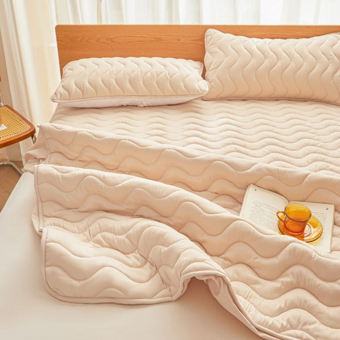 91家纺网 家纺一手货源 找家纺 初心家纺 2025新款原棉防水夹棉窗帘床护罩单件席梦思保护套防水床罩 卡其