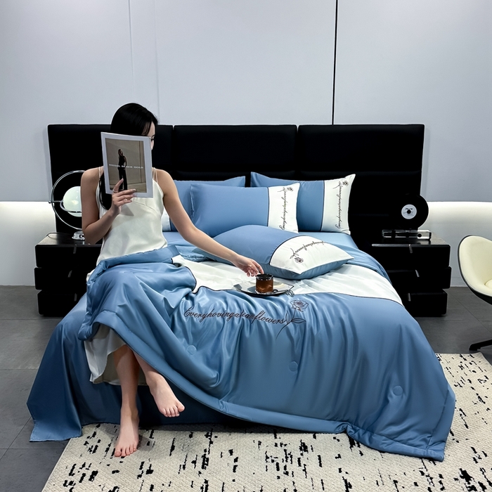 91家纺网 家纺一手货源 找家纺 卡罗兰 2025新款水洗真丝夏凉被空调被拼接款手工包边浪漫花语系列 浪漫花语-宾利蓝