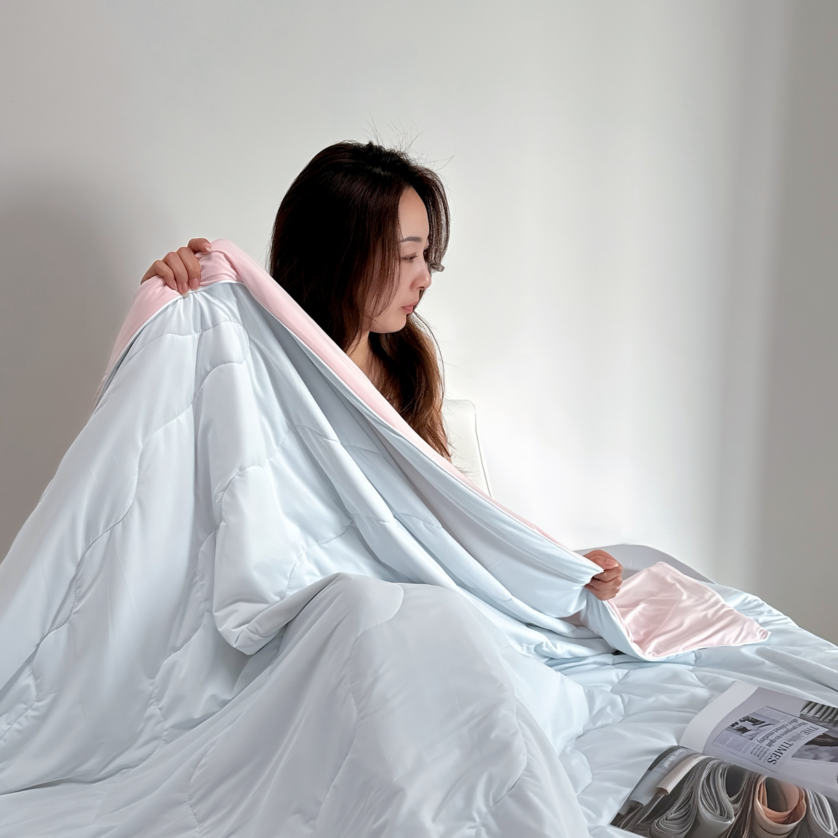 91家纺网 家纺一手货源 找家纺 兜米 2025夏季玻尿酸凉感冰皮被夏凉被空调被 浅蓝拼粉色