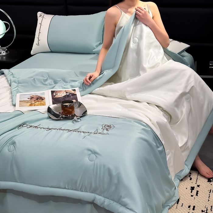 91家纺网 家纺一手货源 找家纺 卡罗兰 2025新款水洗真丝夏凉被空调被拼接款手工包边浪漫花语系列 浪漫花语-青石绿