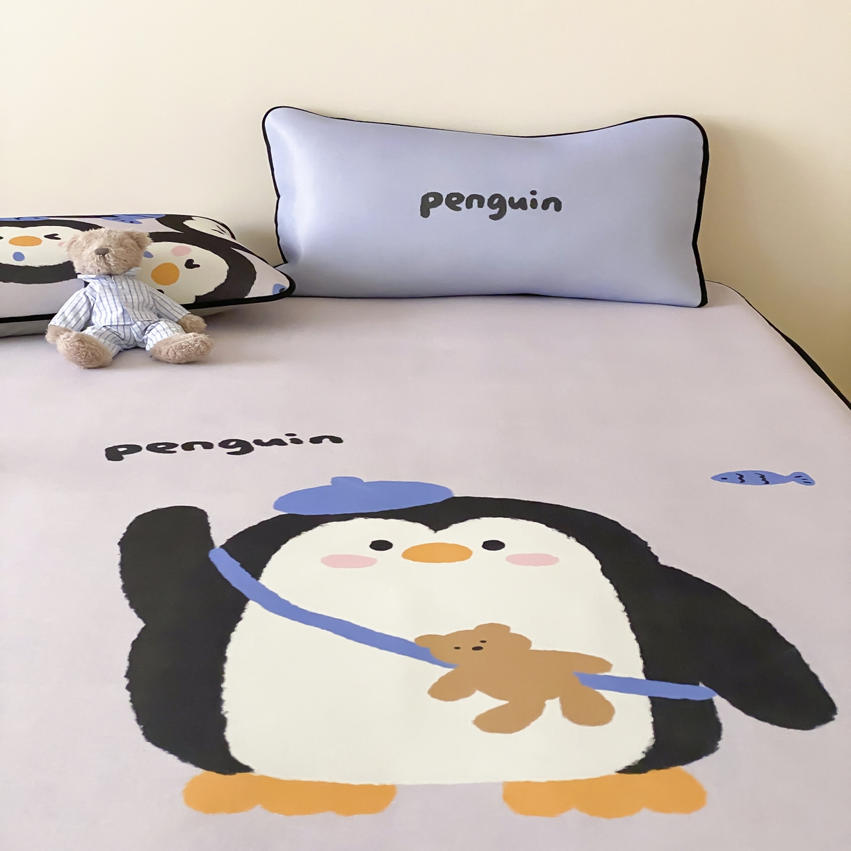 91家纺网 家纺一手货源 找家纺 三味舒屋 2025新款小可爱系列大版印花冰藤凉席 企鹅仔-床笠款