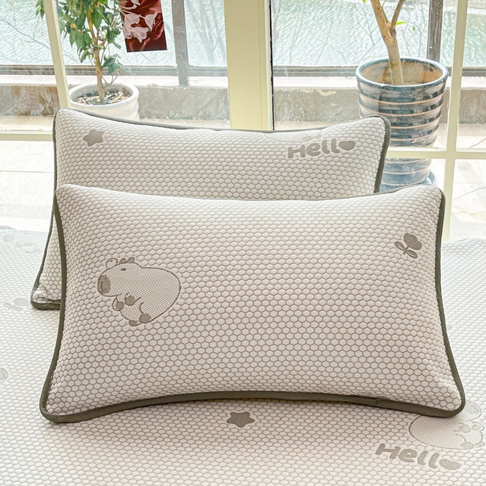 91家纺网 家纺一手货源 找家纺 卡伦2025新款冰丝豆豆凉席床席系列 卡皮巴拉-灰