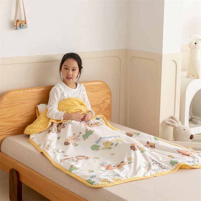 91家纺网 家纺一手货源 找家纺 艾佳宝贝 2025新款A类豆豆针织儿童多功能盖毯安抚夏被-模特图 童年的伙伴