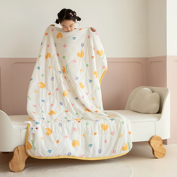 91家纺网 家纺一手货源 找家纺 艾佳宝贝 2025春夏新款A类凉感丝儿童糖果抗菌夏被 库乐鸭