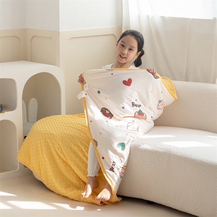 91家纺网 家纺一手货源 找家纺 艾佳宝贝 2025新款A类豆豆针织儿童多功能盖毯安抚夏被-模特图 彩虹波点熊