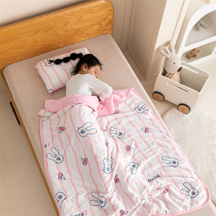 91家纺网 家纺一手货源 找家纺 艾佳宝贝 2025新款A类豆豆针织儿童多功能盖毯安抚夏被-模特图 樱桃长耳兔