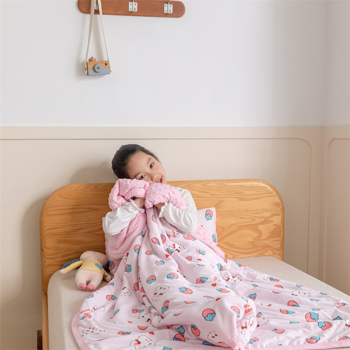 91家纺网 家纺一手货源 找家纺 艾佳宝贝 2025新款A类豆豆针织儿童多功能盖毯安抚夏被-模特图 草莓萌兔