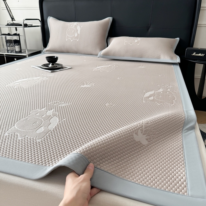 91家纺网 家纺一手货源 找家纺 卡罗兰 2025新款PE提花冰丝凉席凉豆豆床单床笠款凉席-奶牛款 咖色