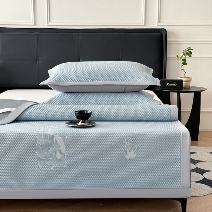 91家纺网 家纺一手货源 找家纺 卡罗兰 2025新款PE提花冰丝凉席凉豆豆床单床笠款凉席-奶牛款 蓝色