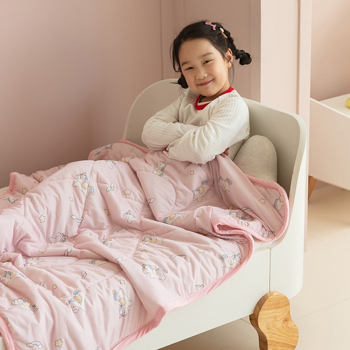 91家纺网 家纺一手货源 找家纺 艾佳宝贝 2025春夏新款A类凉感丝儿童糖果抗菌夏被 彩虹天使马