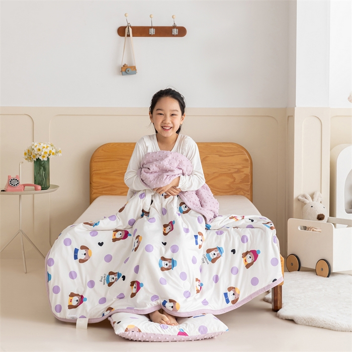 91家纺网 家纺一手货源 找家纺 艾佳宝贝 2025新款A类豆豆针织儿童多功能盖毯安抚夏被-模特图 晚安小狗