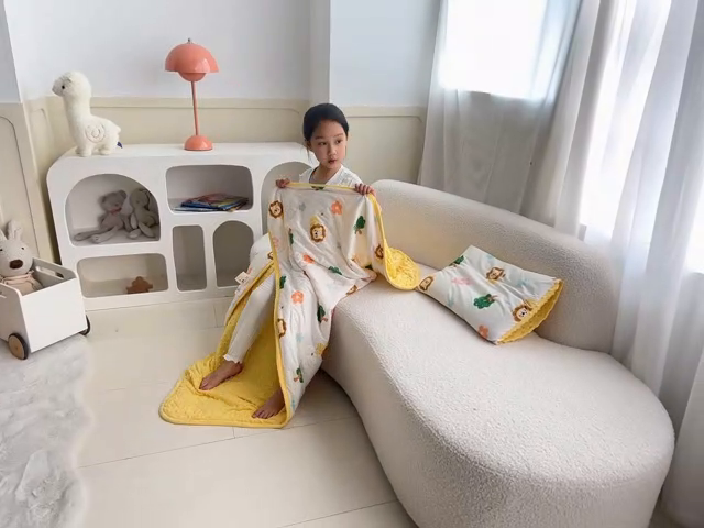 91家纺网 家纺一手货源 找家纺 艾佳宝贝 2025新款A类豆豆针织儿童多功能盖毯安抚夏被-模特图 lucky 萌狮