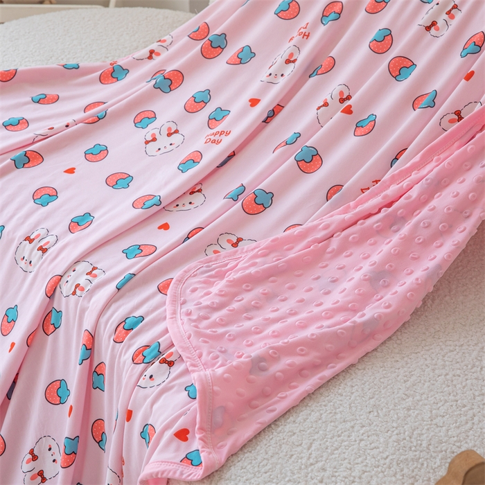 91家纺网 家纺一手货源 找家纺 艾佳宝贝 2025新款A类针织豆豆儿童多功能宿舍午睡安抚盖毯 草莓萌兔-盖毯