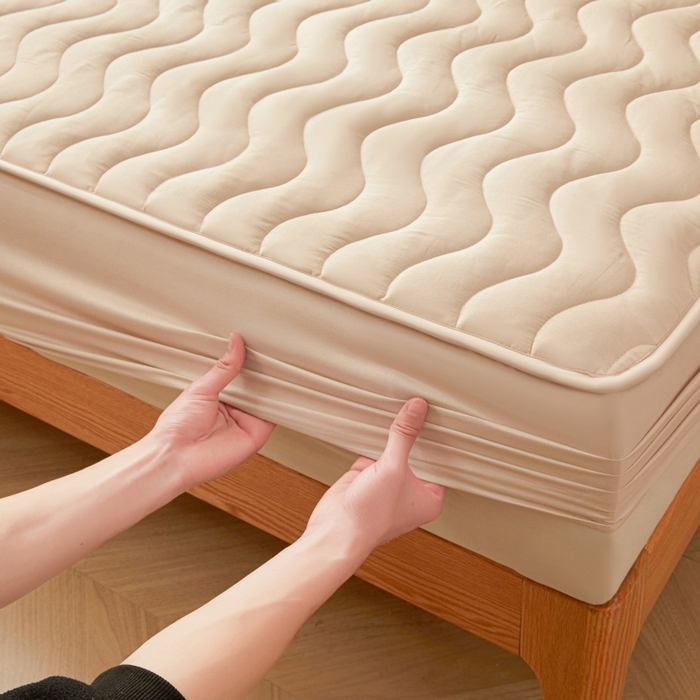 91家纺网 家纺一手货源 找家纺 初心家纺 2025新款原棉防水夹棉窗帘床护罩单件席梦思保护套防水床罩 卡其