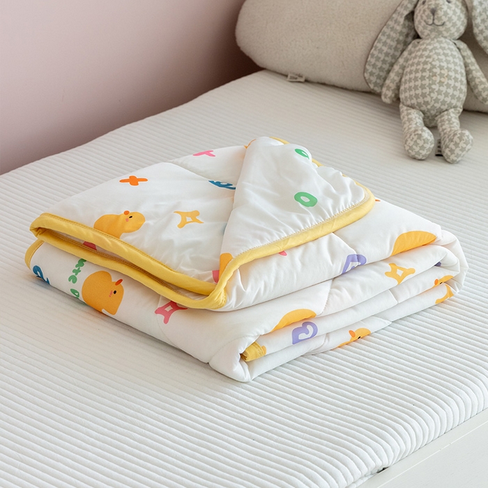 91家纺网 家纺一手货源 找家纺 艾佳宝贝 2025春夏新款A类凉感丝儿童糖果抗菌夏被 库乐鸭