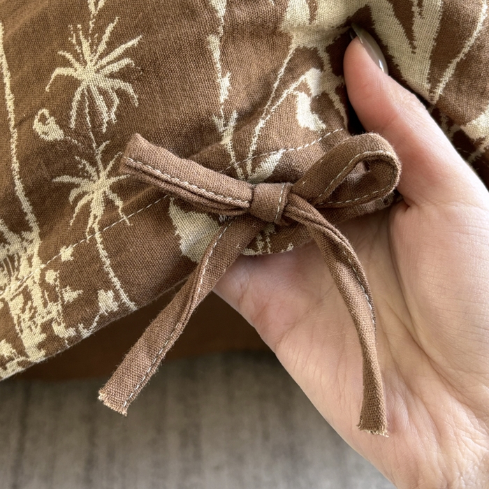 91家纺网 家纺一手货源 找家纺 鲁爱家纺供货 2025新款全棉色织双层纱系带款四件套 云影-浅咖