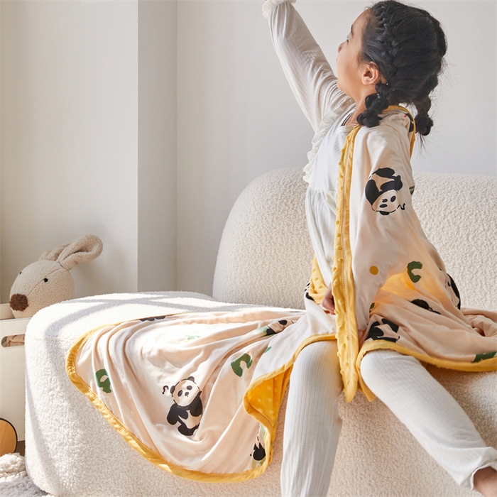 91家纺网 家纺一手货源 找家纺 艾佳宝贝 2025新款A类针织豆豆儿童多功能宿舍午睡安抚盖毯 字母熊猫-盖毯