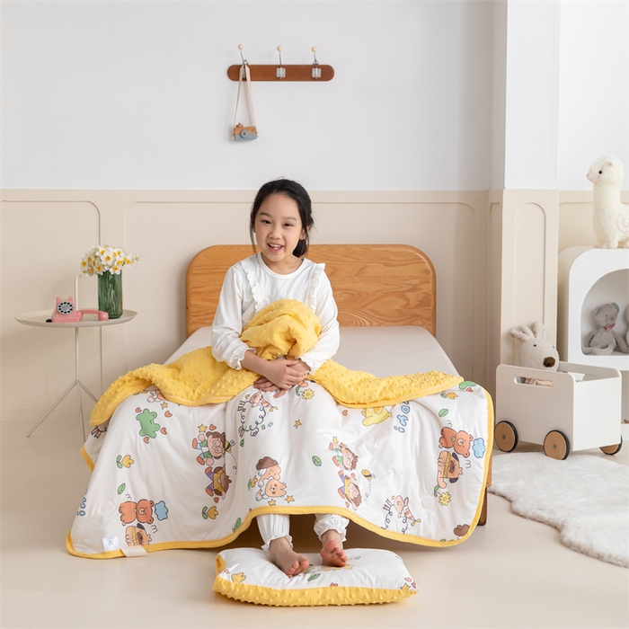 91家纺网 家纺一手货源 找家纺 艾佳宝贝 2025新款A类豆豆针织儿童多功能盖毯安抚夏被-模特图 童年的伙伴