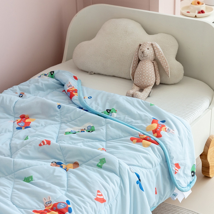 91家纺网 家纺一手货源 找家纺 艾佳宝贝 2025春夏新款A类凉感丝儿童糖果抗菌夏被 飞行小车