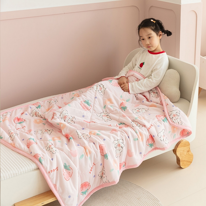 91家纺网 家纺一手货源 找家纺 艾佳宝贝 2025春夏新款A类凉感丝儿童糖果抗菌夏被 草莓兔宝