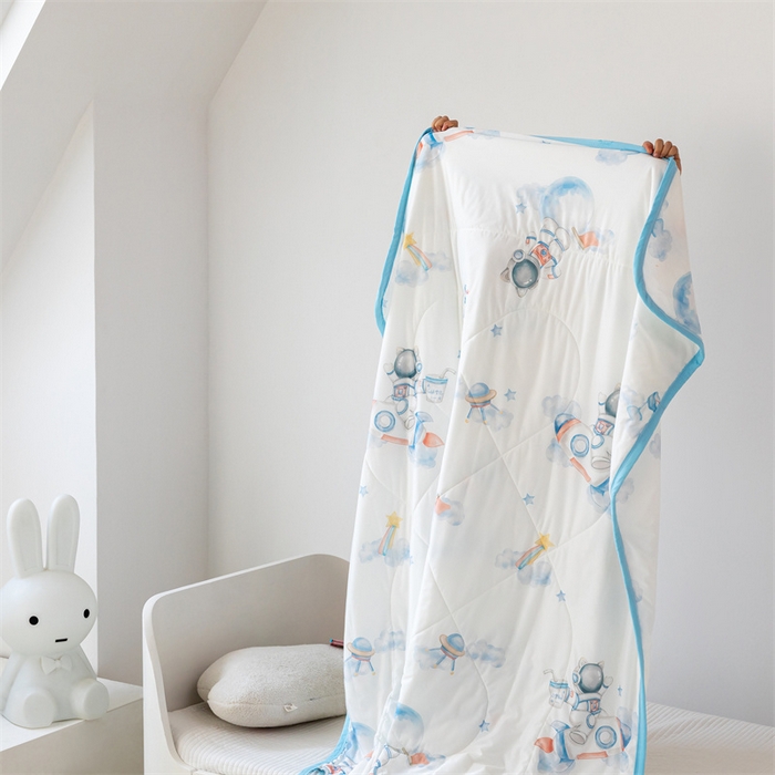 91家纺网 家纺一手货源 找家纺 艾佳宝贝 2025春夏新款A类凉感丝儿童糖果抗菌夏被 航天员