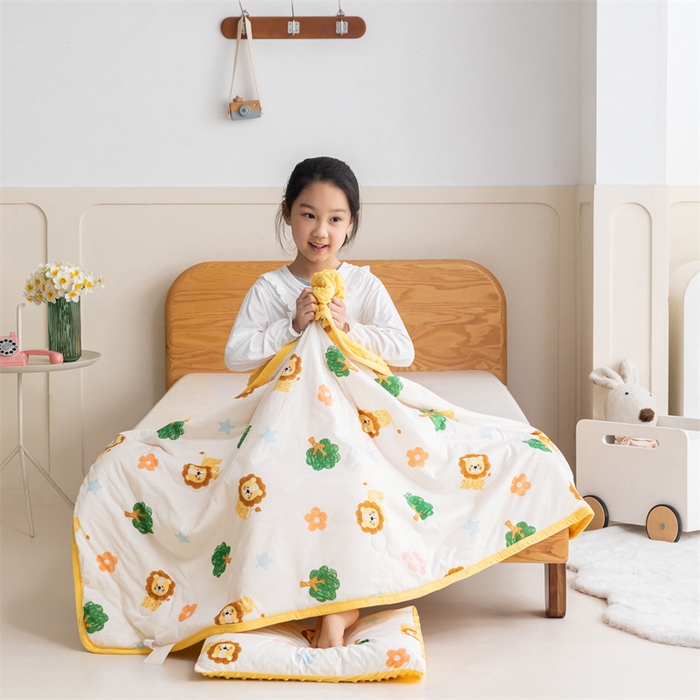 91家纺网 家纺一手货源 找家纺 艾佳宝贝 2025新款A类豆豆针织儿童多功能盖毯安抚夏被-模特图 lucky 萌狮