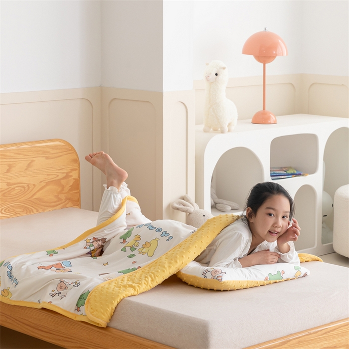 91家纺网 家纺一手货源 找家纺 艾佳宝贝 2025新款A类豆豆针织儿童多功能盖毯安抚夏被-模特图 童年的伙伴