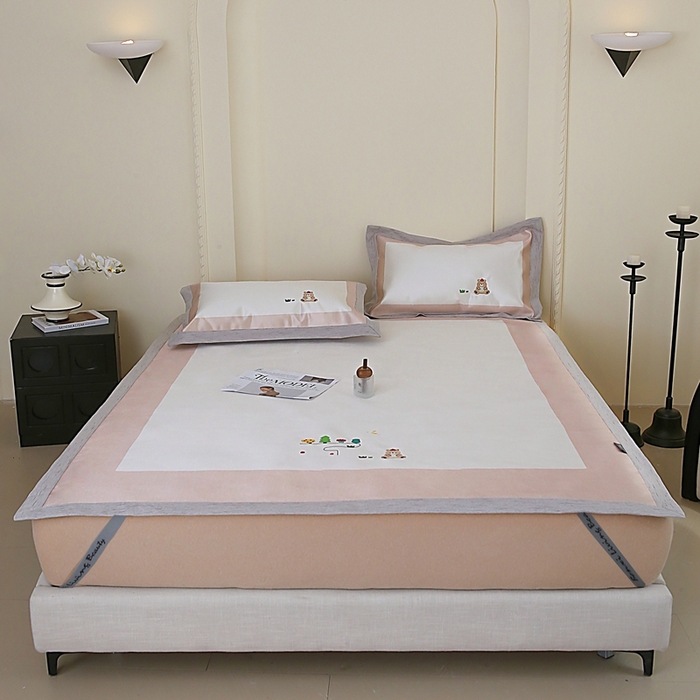 91家纺网 家纺一手货源 找家纺 木希2025春夏新款可水洗冰丝席幻彩刺绣平席系列-场景一 森林小熊