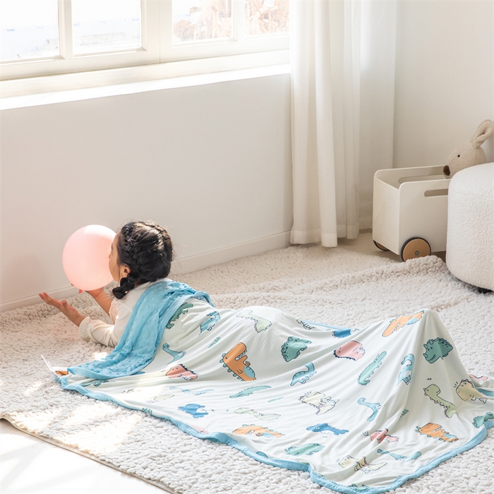 91家纺网 家纺一手货源 找家纺 艾佳宝贝 2025新款A类针织豆豆儿童多功能宿舍午睡安抚盖毯 恐龙世界-盖毯